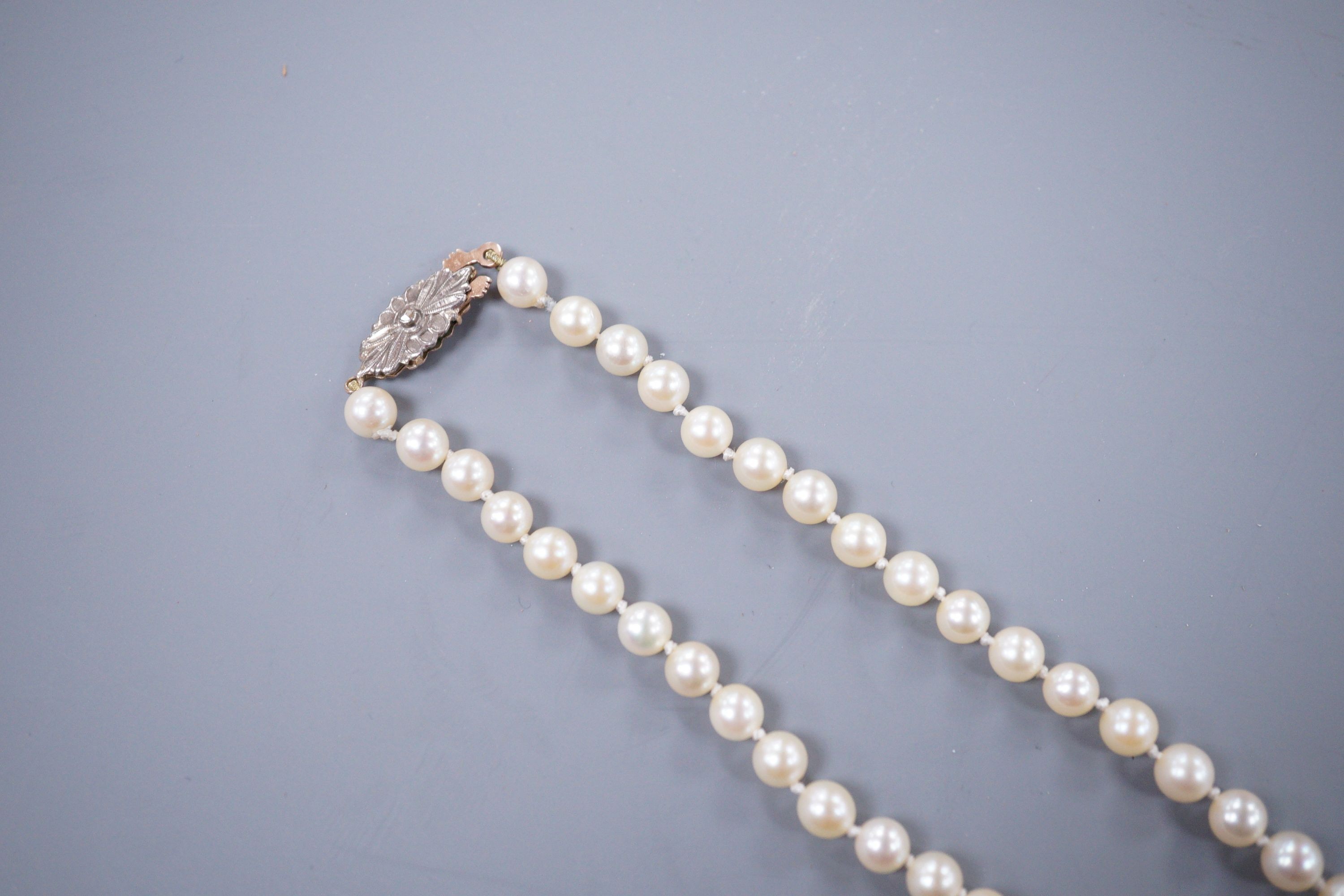 A single strand graduated cultured pearl necklace, with rose cut diamond set yellow metal clasp, 52cm.